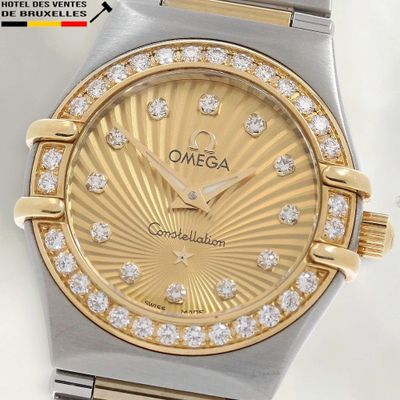une photo en gros plan d'une montre sertie de diamants