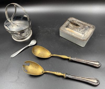 trois cuillères et un verre d'eau sur une table