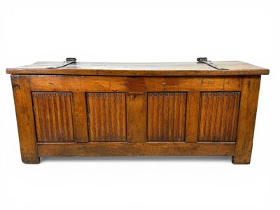 COFFRE néo-gothique en chêne aux panneaux moulurés et sculpt…