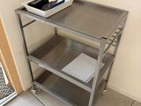 une table en métal sur laquelle est posé un panier