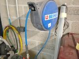 une photo d'un compresseur d'air bleu dans un garage