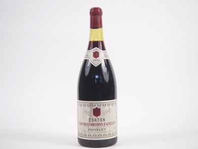 gros plan d'une bouteille de vin sur une surface blanche