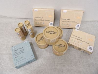 un grand nombre d'objets posés sur une table