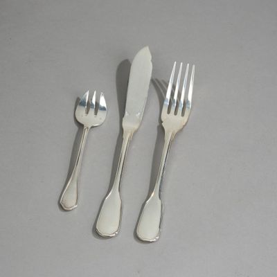 trois fourchettes et deux cuillères sur la table