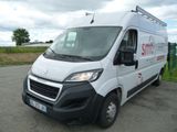 une camionnette blanche garée sur le bord de la route