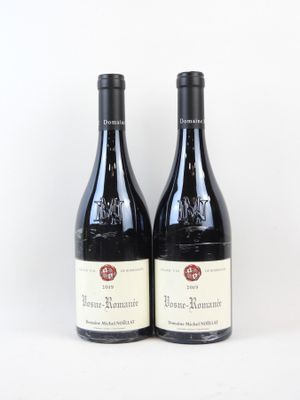 deux bouteilles de vin rouge posées l'une à côté de l'autre sur une surface blanche