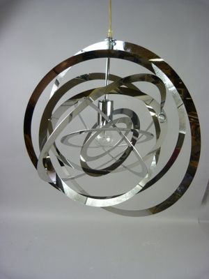 une sculpture métallique qui ressemble à une spirale