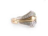 une image d'une bague en or et diamants sur fond blanc