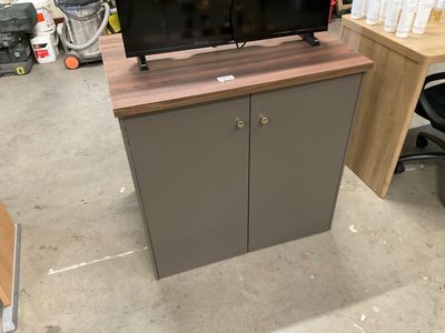 une télévision posée sur un meuble