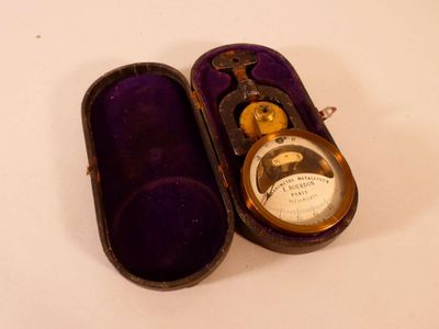 un petit étui violet contenant une montre