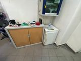 une photo d'une petite cuisine avec un réfrigérateur et un évier