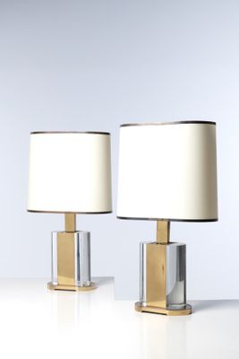 deux lampes posées sur une table, sur fond blanc