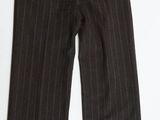 un pantalon à fines rayures noires et blanches sur fond blanc