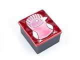 une petite boîte rouge ornée d'un oiseau rose