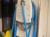un tuyau bleu fixé à un mur blanc