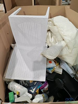 une boîte en carton remplie d'un grand nombre d'objets
