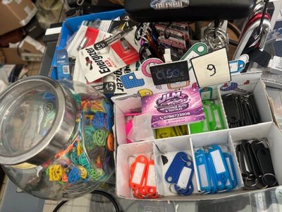 de nombreux objets différents dans les bacs posés sur la table