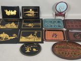 plusieurs types de plateaux décoratifs et une horloge posés sur une table