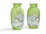 une paire de vases verts ornés d'une peinture représentant un homme et une femme
