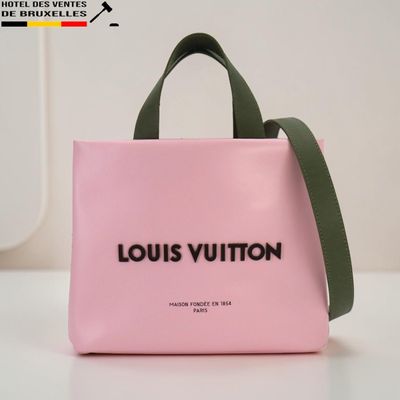 un sac Louis Vuitton rose posé sur une table
