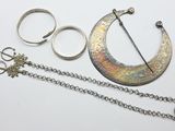 beaucoup d'objets en argent posés sur une table