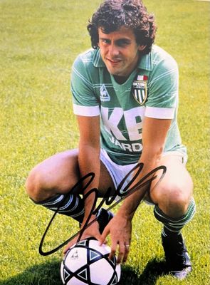 photo dédicacée d'un footballeur accroupi avec un ballon de football