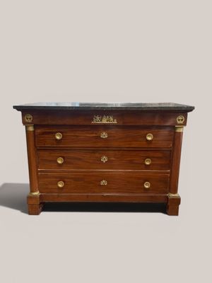une image d'une commode avec un plateau en marbre