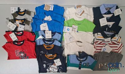 beaucoup de t-shirts sur la table