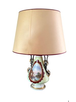 une lampe sur laquelle figure l'image d'une femme