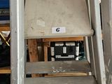 une échelle qui monte jusqu'en haut de l'escalier