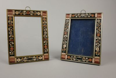 Paire de cadres photographiques en pierres dures à décor de …