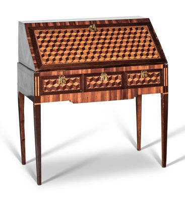 un petit bureau avec un plateau en damier et des tiroirs