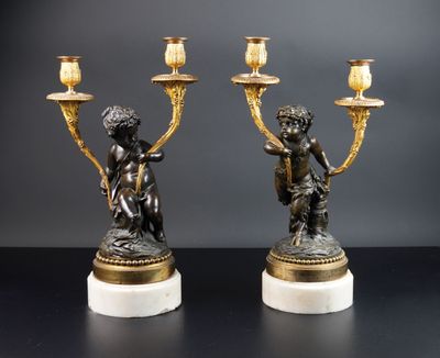 paire de candélabres en bronze et marbre, ornés de figures sur des socles en marbre