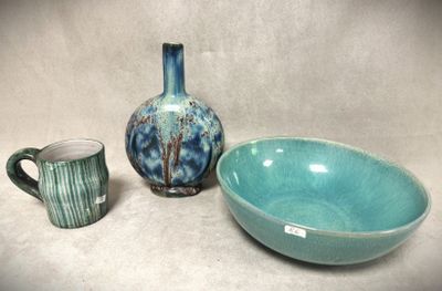 un bol bleu et un vase bleu posés l'un à côté de l'autre