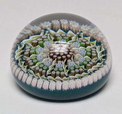 une photo d'un objet en verre orné d'un motif floral