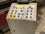 une machine posée sur le sol de la pièce