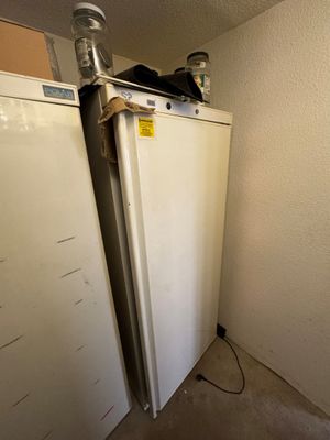 un réfrigérateur blanc et un réfrigérateur congélateur blanc dans une pièce