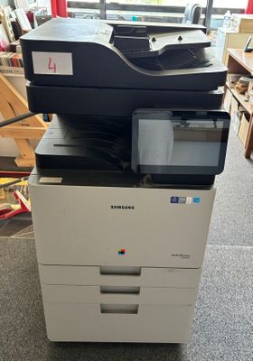 Une image représentant une imprimante multifonction posée sur un bureau