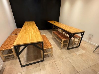 deux bancs et une table dans un coin de la pièce