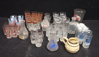 beaucoup de verres et un pichet sur la table