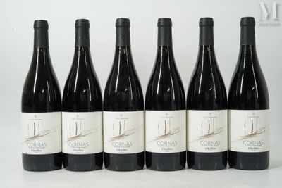 six bouteilles de vin sont alignées sur une table