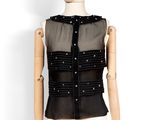haut noir transparent avec encolure ornée de perles, présenté sur un mannequin