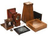 de nombreux modèles d'appareils photo anciens sur fond blanc