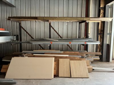plusieurs pièces de bois sont empilées dans un entrepôt
