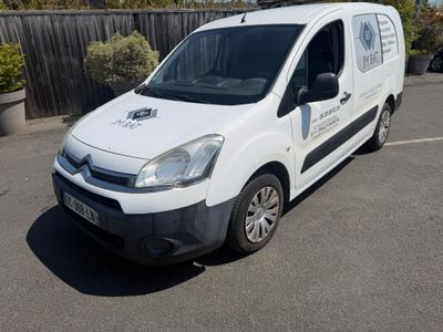 une camionnette blanche garée dans un parking