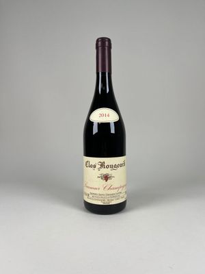 une photo d'une bouteille de vin posée sur une table