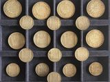 beaucoup de pièces de monnaie qui se trouvent dans une boîte