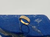 un gros plan d'une bague en or sertie d'une pierre bleue