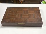 une boîte en bois posée sur une table