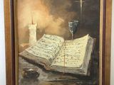 une peinture représentant un livre ouvert et une bougie posés sur une table